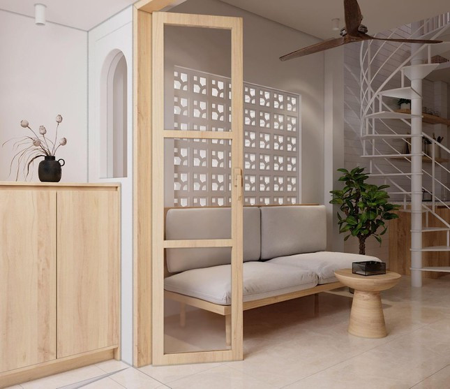 Ở phòng khách, do gia chủ mong muốn làm như 1 phòng khách bình thường, nên KTS đã đập khoảng tường trống phía sau sofa để làm ô thông gió, nhằm làm cho ngôi nhà được thông thoáng và có nét thẩm mỹ.