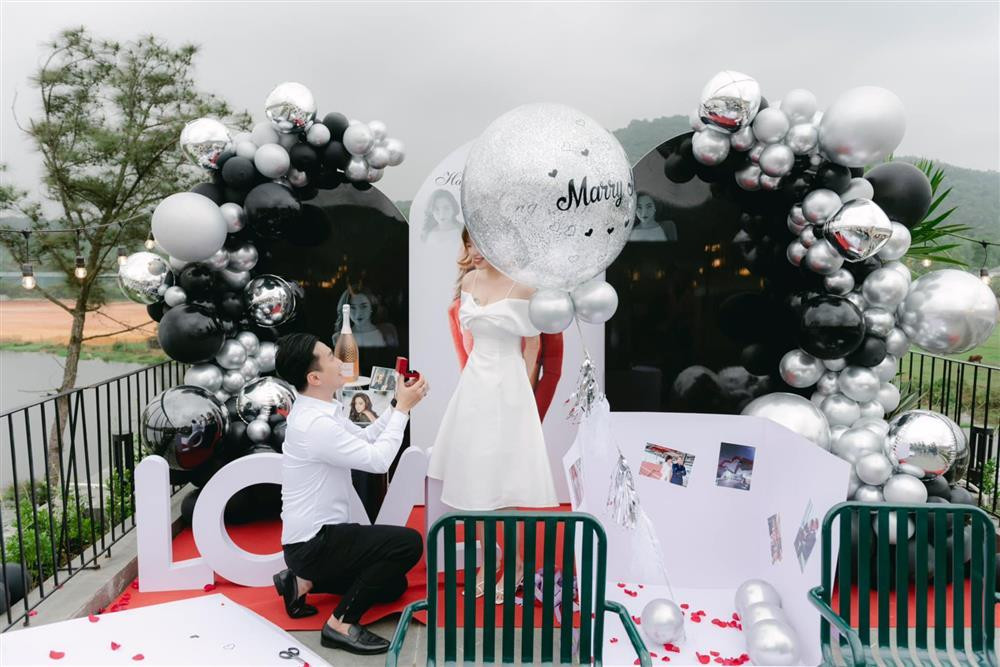 Trai dep 'Pho Trong Lang' Anh Tuan cau hon ban gai