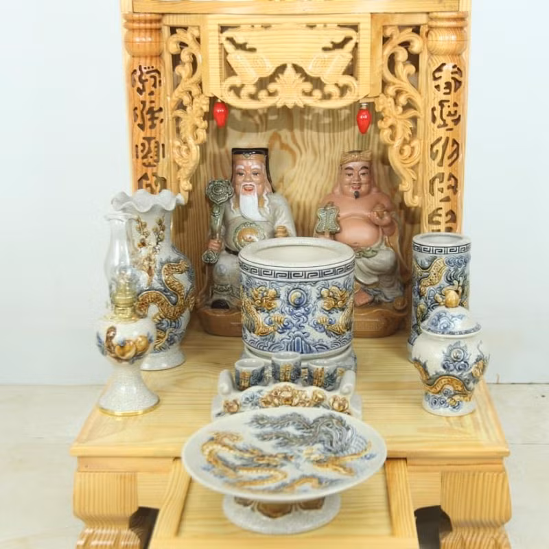 Ong than Tai tren ban tho nen dat ben trai hay ben phai?-Hinh-2