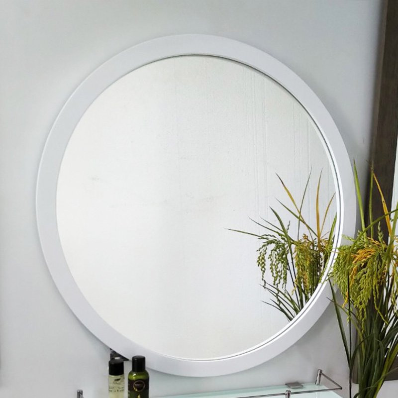 Sử dụng gương hợp lý. Việc sử dụng gương trong phong thủy có cả tác dụng tích cực và tiêu cực. Việc bố trí gương đúng cách có thể tăng cường hoặc cải thiện phong thủy, nhưng nếu bố trí không đúng cách sẽ gây hại cho người ngồi. Một trong những điều cấm kỵ khi treo gương trong phòng bếp là gương không được chiếu vào lửa. 