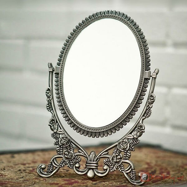 Nếu gương được treo ở bức tường phía sau bếp nấu và thức ăn trong nồi bị chiếu vào thì cũng không tốt. Đây được gọi là "Thiên Môn Hỏa", có thể gây ra hỏa hoạn hoặc xui xẻo cho ngôi nhà. Ngược lại, nếu gương được treo trong khu vực ăn uống để phản chiếu thức ăn trên bàn, nó có ý nghĩa nhân đôi tài lộc của gia đình. 