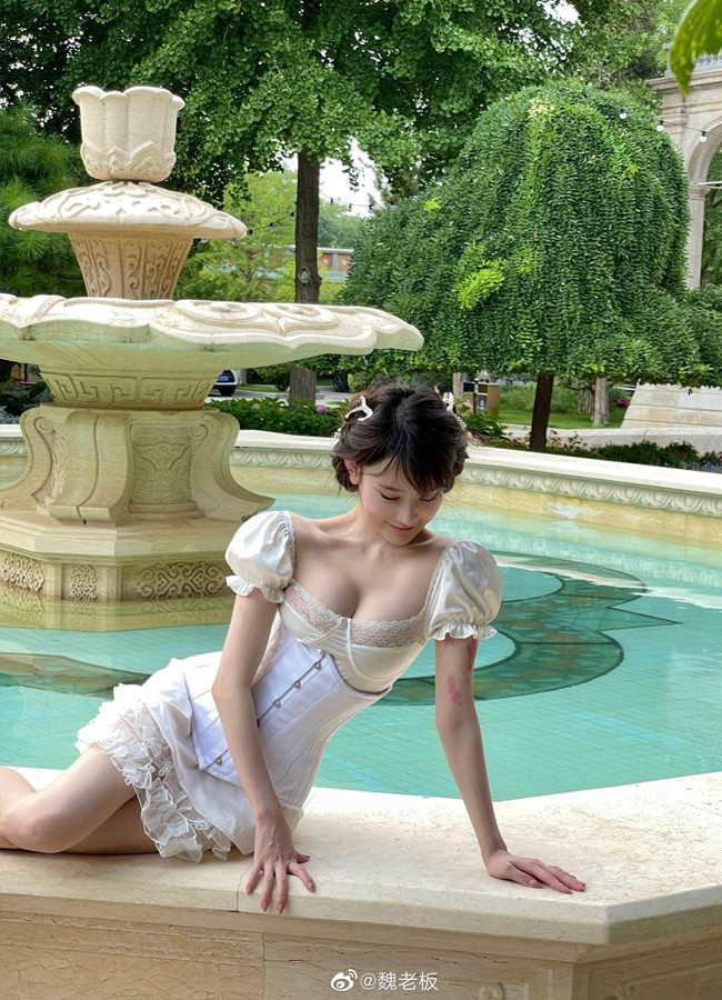 Một số cô nàng yêu thích phong cách vintage còn lựa chọn những thiết kế váy có độ bồng xòe nhẹ, kết hợp với áo corset, mang đậm hơi thở thời Phục Hưng nhưng vẫn đảm bảo tính thời thượng, hiện đại.