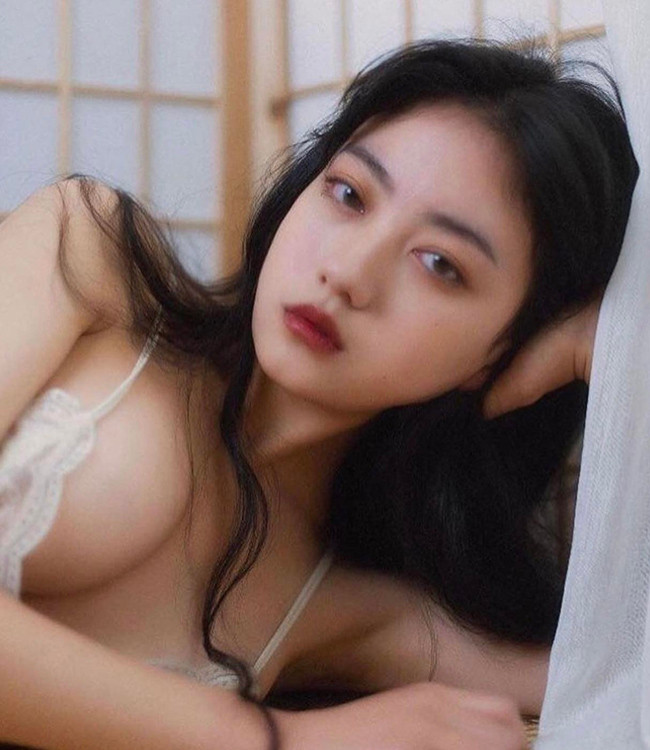 Những người đẹp chuộng phong cách gợi cảm thường có sự lựa chọn táo bạo hơn về trang phục.