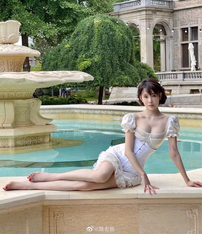 Đa phần trang phục mà họ lựa chọn đều là chất liệu xuyên thấu hoặc satin nhẹ nhàng, bay bổng, nhằm làm khơi gợi nét đẹp xuân thì.