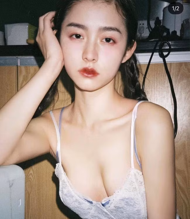 Nhờ tận dụng tối đa góc chụp tinh tế, không ít cô nàng được khen đẹp như tiên tử trong những bộ đồ nửa kín nửa hở.