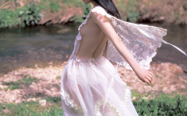 Một số phụ huynh bày tỏ sự không hài lòng và cho rằng những hình ảnh này cổ súy cho nạn ấu dâm.