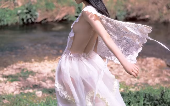 Một số phụ huynh bày tỏ sự không hài lòng và cho rằng những hình ảnh này cổ súy cho nạn ấu dâm.