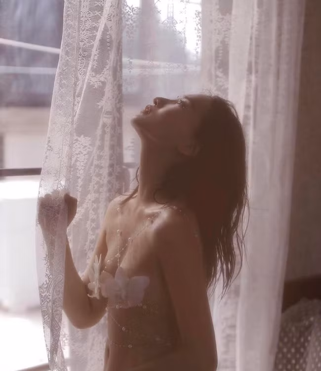 Tuy nhiên, kiểu mặc này sẽ gây ra nhiều ý kiến trái chiều, đặc biệt là không hợp mắt những người khó tính.