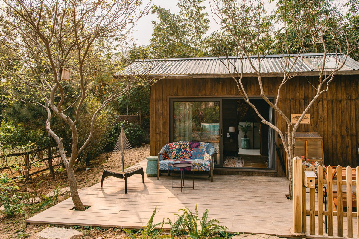 Ngoi nha go thong nam giua rung nui, anh sang len loi vao tan giuong ngu