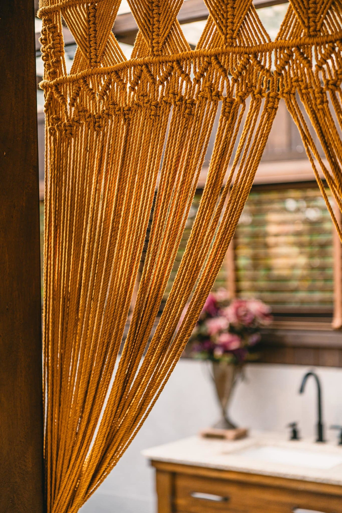 Sàn gạch giả gỗ giúp công năng sử dụng bền vững và an toàn, có thảm họa tiết thổ cẩm giúp không gian đầm ấm hơn.