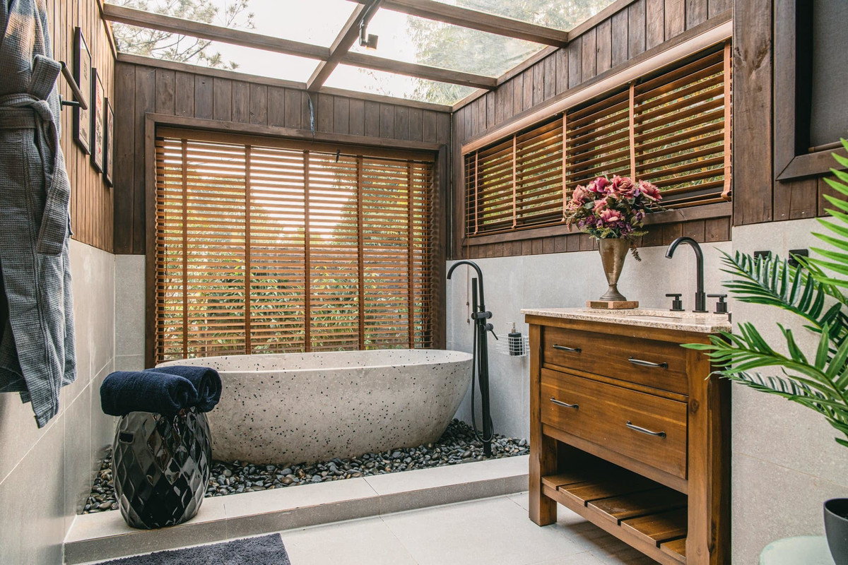 Phòng tắm đẹp hút hồn với giếng trời lớn lấy sáng, có thể đóng lại khi nắng gắt. Bồn tắm bằng đá đặt riêng theo thiết kế.