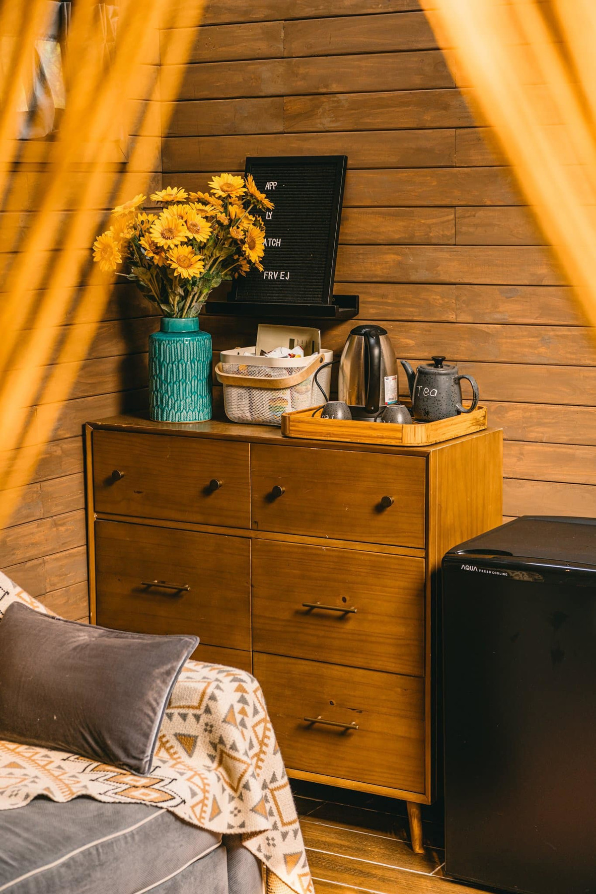 Nội thất không nhiều nhưng đủ cho gia đình nhỏ sử dụng khi ở lại.