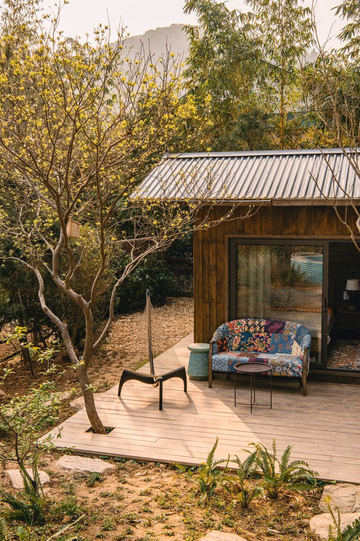 Anh Đoàn Mạnh (Hà Nội) và nhóm kiến trúc sư đã sử dụng hệ nhôm kính làm cửa tạo độ thông thoáng, an toàn khi mưa gió.