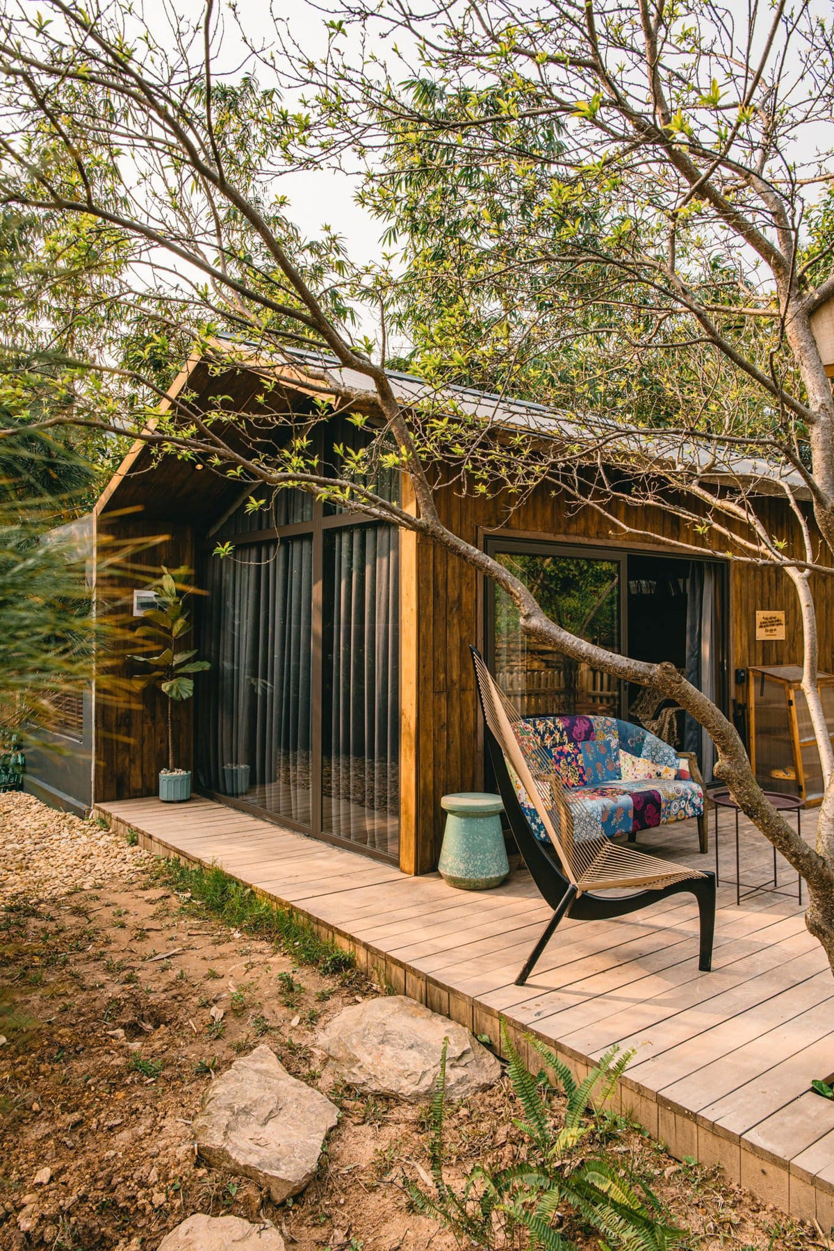 Phần mái dùng tôn cách nhiệt chống nóng nên trong nhà luôn mát mẻ, ít khi phải dùng điều hòa.