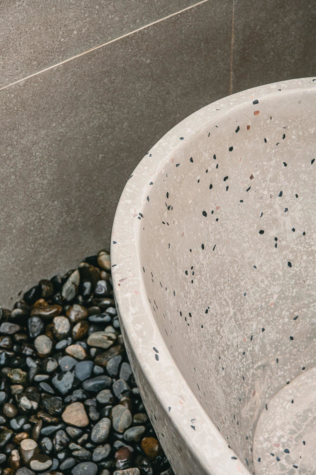 Ngoài ra, khu tắm đứng và vệ sinh được tách biệt bằng 2 tấm cửa kính nhằm đảm bảo sự riêng tư mà vẫn khiến tổng thể thoáng mắt, không có cảm giác chật hẹp.