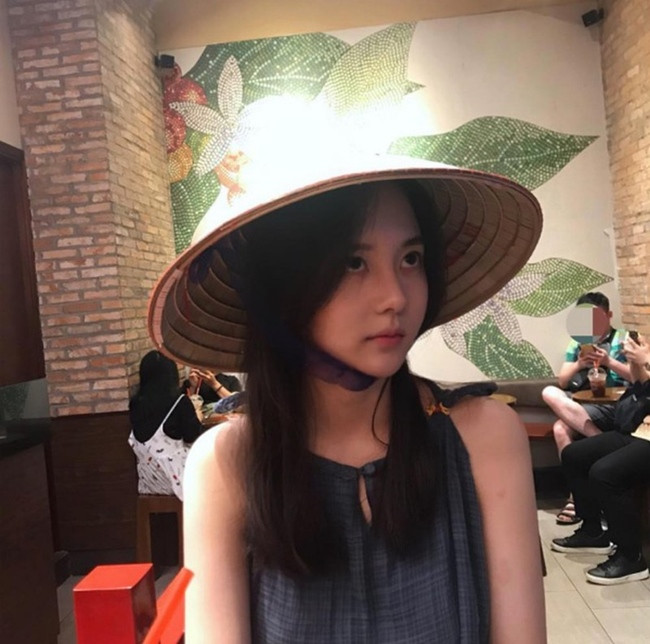 Người đẹp này mặc áo dài nhưng lại phì phèo thuốc lá nên bị dân mạng chê bai phản cảm.