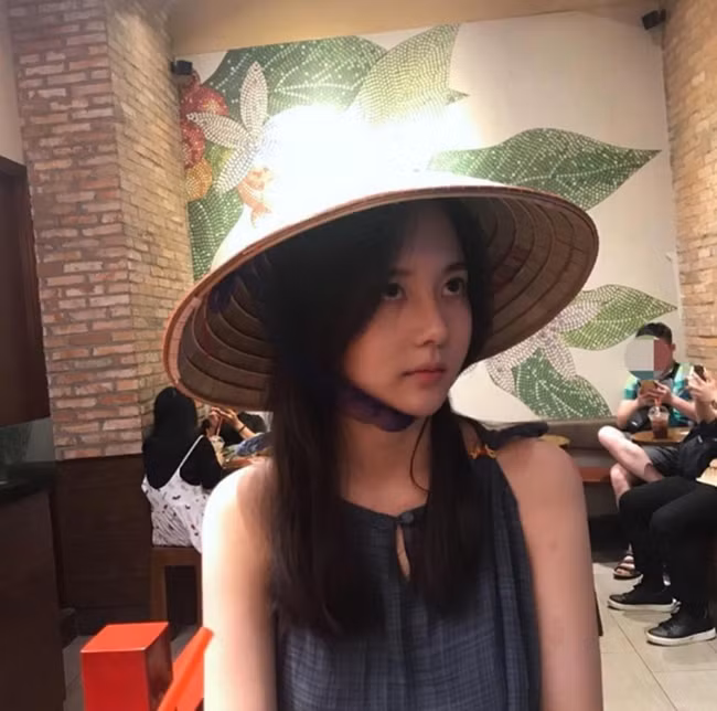 Người đẹp này mặc áo dài nhưng lại phì phèo thuốc lá nên bị dân mạng chê bai phản cảm.