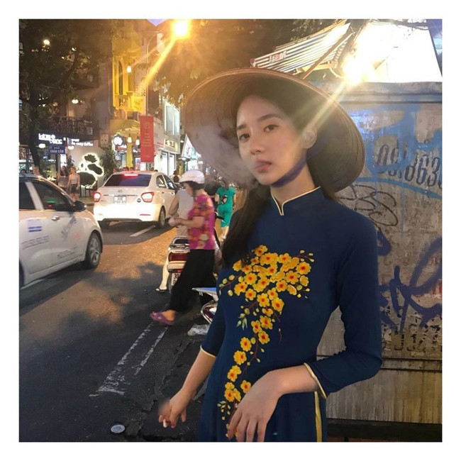 Bên cạnh những thiết kế thoải mái, một số người còn chọn mặc áo dài khi đến du lịch tại Việt Nam.