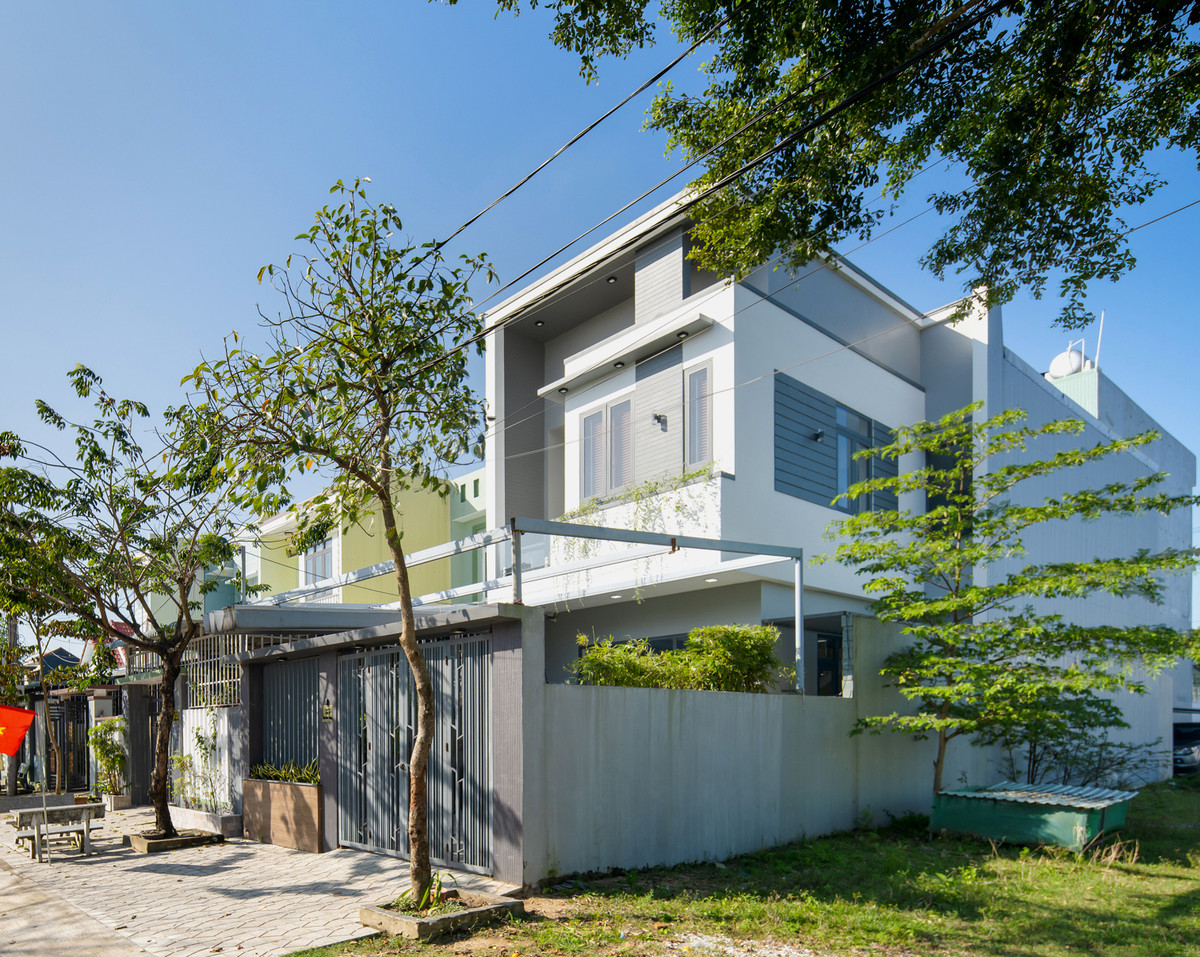 Nhà phố không có giếng trời nhưng sáng, thoáng nhờ thiết kế độc đáo ảnh 1