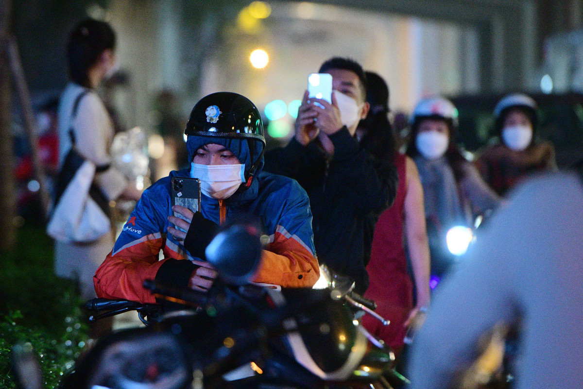 Nhiều phóng viên các cơ quan báo chí và người dân tập trung bên ngoài tòa nhà Bamboo Airways để theo dõi sự việc. Ảnh: Thạch Thảo.