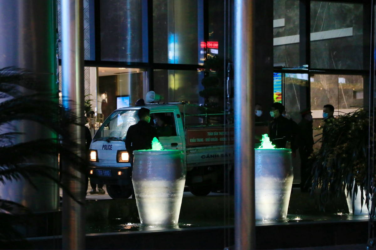 Công an sở tại cũng có mặt tại trụ sở Tập đoàn FLC để phối hợp đảm bảo an ninh trật tự và hỗ trợ lực lượng chức năng của Bộ Công an làm nhiệm vụ. Ảnh: Tuấn Anh.