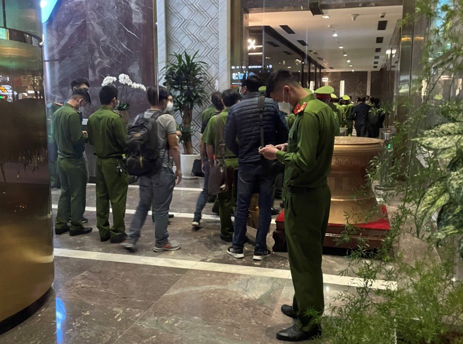 Lúc hơn 18h, nhiều cảnh sát tiến vào trụ sở Tập đoàn FLC nằm trên đường Cầu Giấy. Ảnh: Huy Tân.