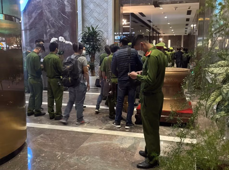 Lúc hơn 18h, nhiều cảnh sát tiến vào trụ sở Tập đoàn FLC nằm trên đường Cầu Giấy. Ảnh: Huy Tân.