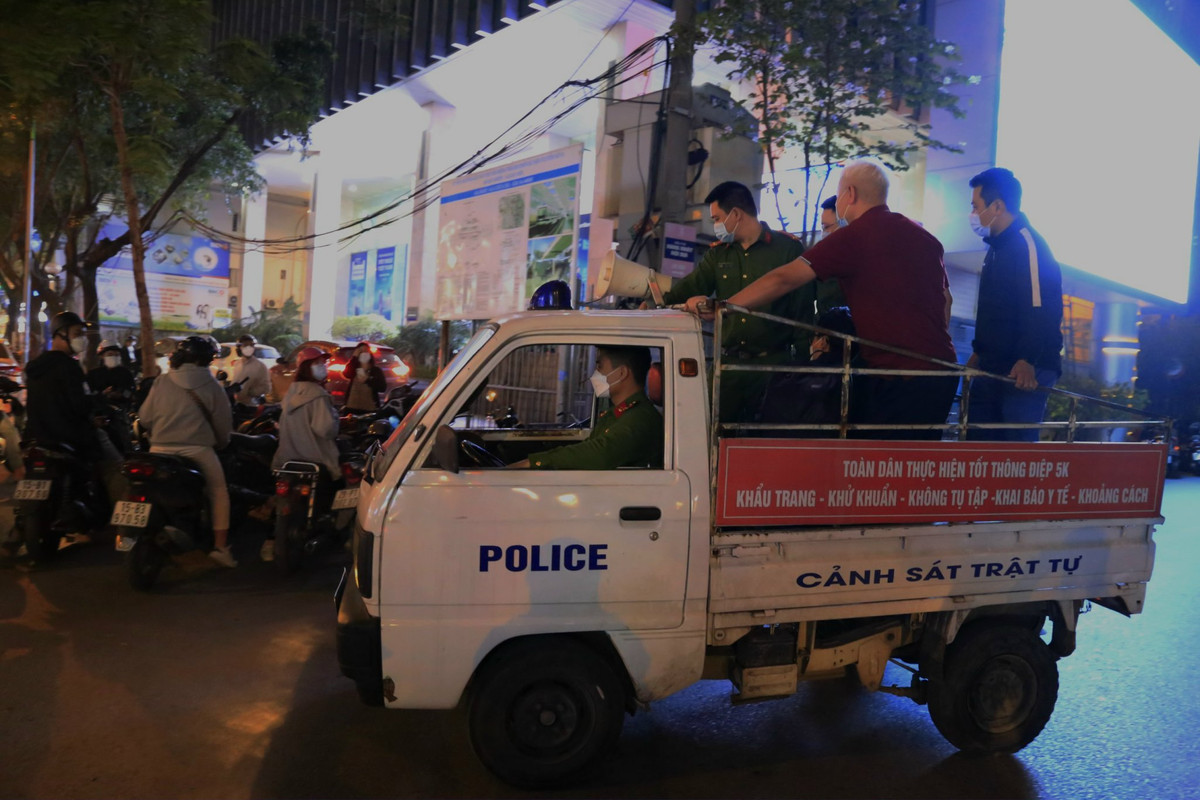 Quá trình cơ quan chức năng khám xét tại trụ sở Tập đoàn FLC, một số người cố tình đi vào khu vực lực lượng chức năng làm nhiệm vụ đã được mời về trụ sở công an. Ảnh: Tuấn Anh.