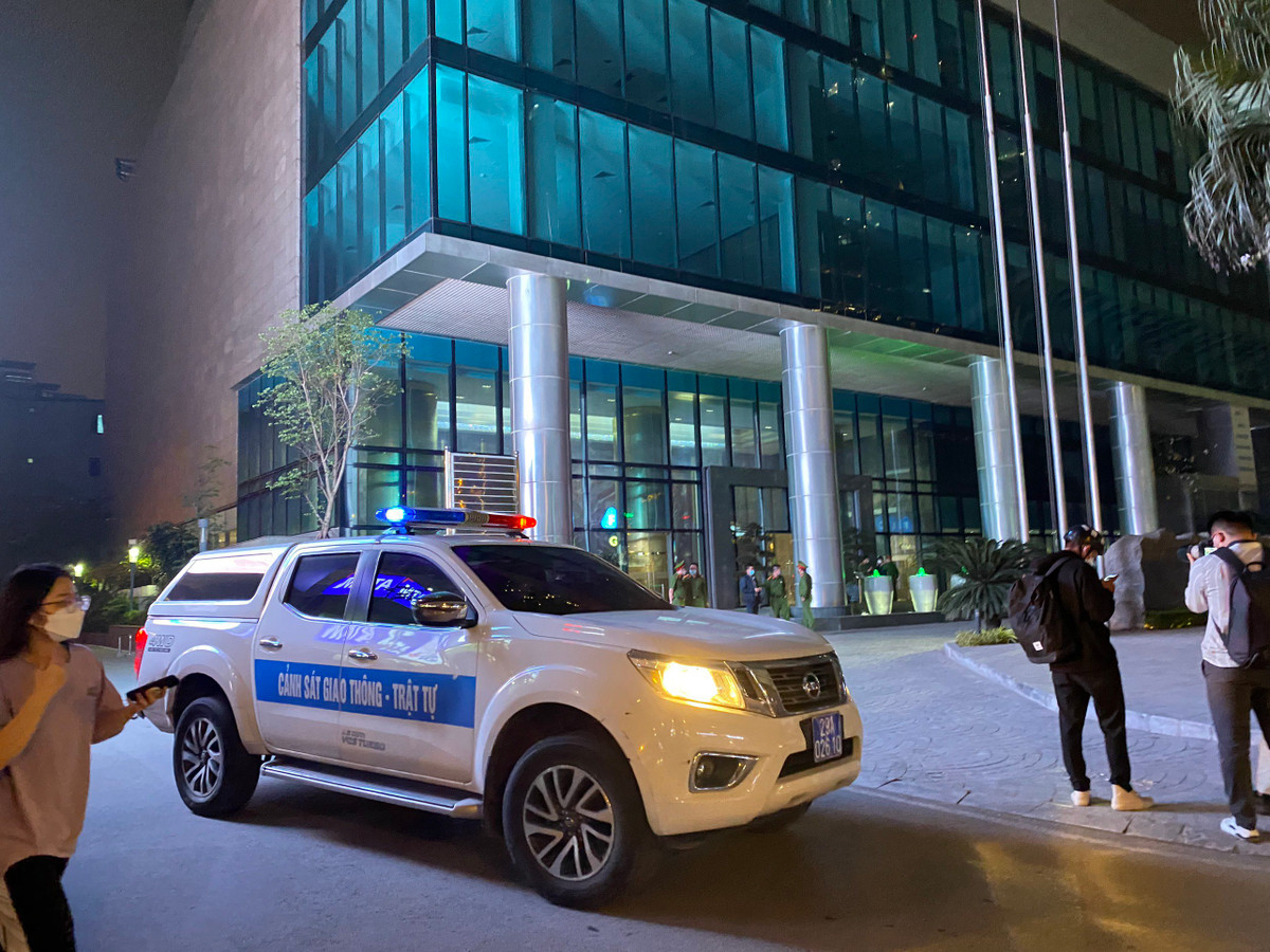 Tối 29/3, Cơ quan Cảnh sát điều tra Bộ Công an cho biết khởi tố bị can, bắt tạm giam ông Trịnh Văn Quyết, Chủ tịch Hội đồng quản trị Công ty CP Tập đoàn FLC, về tội Thao túng thị trường chứng khoán. Đồng thời, cơ quan chức năng tổ chức khám xét chỗ ở, nơi làm việc tại 21 địa điểm của những người liên quan. Trong ảnh, cảnh sát xuất hiện tại trụ ở Tập đoàn FLC (còn gọi là tòa nhà Bamboo Airways) ở đường Cầu Giấy, quận Cầu Giấy, Hà Nội. Ảnh: Việt Linh.