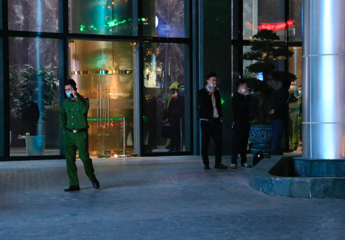 Bộ Công an cho biết việc bắt tạm giam, khởi tố ông Quyết được thực hiện sau khi cơ quan điều tra thực hiện khi xác minh việc Chủ tịch Tập đoàn FLC và các cá nhân liên quan về hành vi thao túng thị trường chứng khoán, che giấu thông tin trong hoạt động chứng khoán xảy ra ngày 10/1. Ảnh: Tuấn Anh.