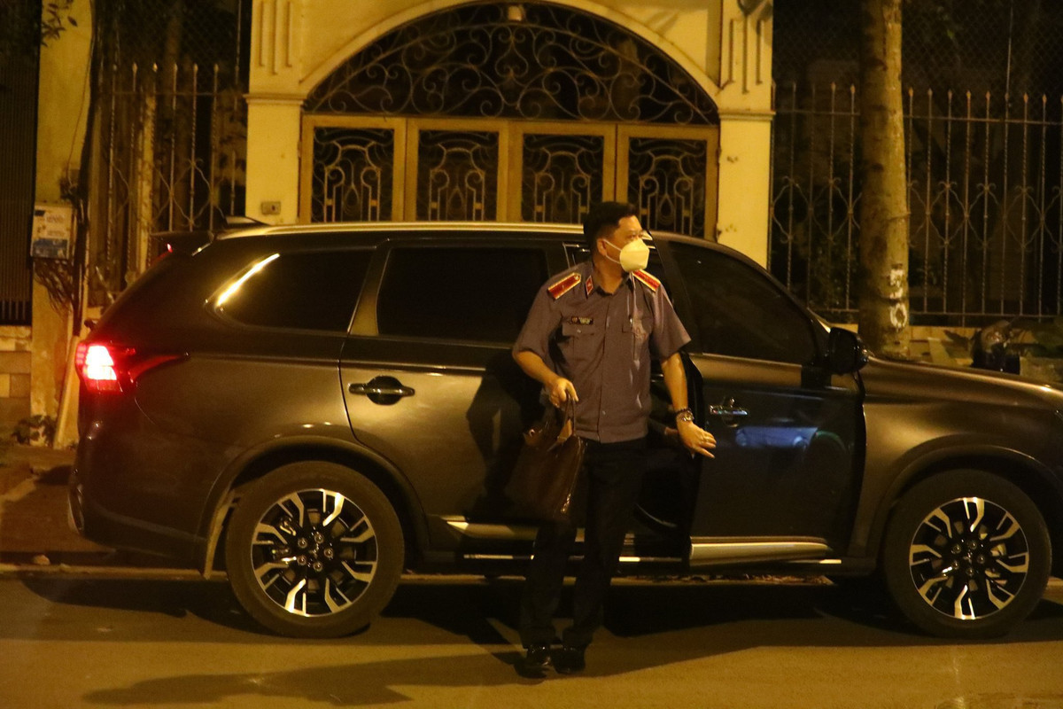 Theo ghi nhận của Zing, khu vực trước căn biệt thự này không bị phong tỏa, người và phương tiện đi lại bình thường. Nơi đây khá vắng người. Trong ảnh, một kiểm sát viên bước xuống từ ôtô để vào căn biệt thự. Ảnh: Việt Linh.