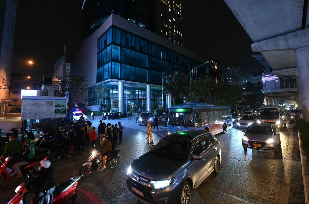 Lúc 19h30, nhiều người di chuyển trên đường Cầu Giấy đã dừng xe để xem lực lượng chức năng khám xét tại tòa nhà FLC. Cảnh sát đã phân luồng tránh xảy ra ùn ứ. Hôm 18/1, Ủy ban Chứng khoán Nhà nước phạt ông Trịnh Văn Quyết 1,5 tỷ đồng, theo khoản 3 Điều 5, điểm h khoản 5 Điều 33 Nghị định 156/2020 của Chính phủ quy định xử phạt vi phạm hành chính trong lĩnh vực chứng khoán và thị trường chứng khoán. Bên cạnh đó, Ủy ban Chứng khoán còn áp dụng hình thức xử phạt bổ sung với ông Trịnh Văn Quyết là đình chỉ hoạt động giao dịch chứng khoán 5 tháng, theo quy định tại Nghị định số 156/2020. Ông Trịnh Văn Quyết sinh năm 1975, quê ở Vĩnh Thịnh, Vĩnh Tường, Vĩnh Phúc. Ngoài cương vị Chủ tịch HĐQT Tập đoàn FLC, ông Quyết và FLC còn là chủ sở hữu hãng hàng không Bamboo Airways với trên 80% vốn nắm giữ. Ảnh: Việt Linh.