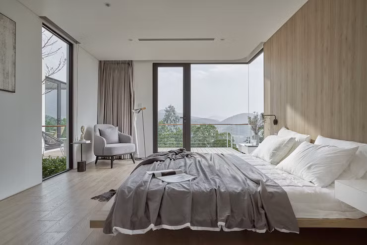 Phòng ngủ và phòng làm việc ngăn cách nhau bằng hệ thống cửa xếp. Gia chủ có thể đóng, mở theo nhu cầu sử dụng.