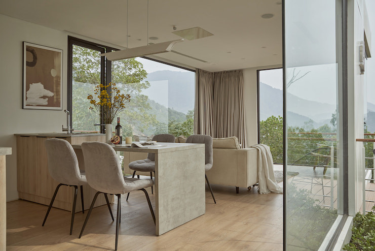 Các tấm module sàn, vách, mái được sản xuất sẵn tại xưởng, sau đó chuyển tới khu vực làm nhà rồi lắp ghép lại với nhau. Theo kiến trúc sư Trần Anh Dũng: với công nghệ module, các cấu kiện sẽ được sản xuất hàng loạt mà không cần chờ thiết kế (kiến trúc, kết cấu, cơ điện), rút ngắn đến 80% thời gian xây dựng, dễ dàng trong việc vận chuyển, tháo lắp và cơi nới.