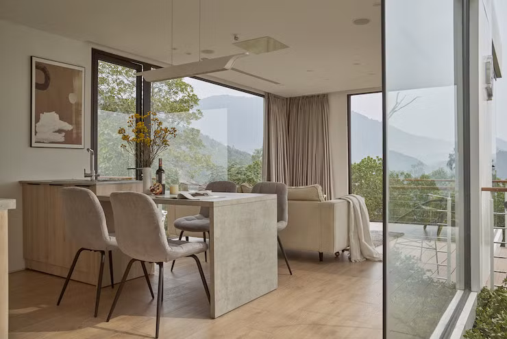 Các tấm module sàn, vách, mái được sản xuất sẵn tại xưởng, sau đó chuyển tới khu vực làm nhà rồi lắp ghép lại với nhau. Theo kiến trúc sư Trần Anh Dũng: với công nghệ module, các cấu kiện sẽ được sản xuất hàng loạt mà không cần chờ thiết kế (kiến trúc, kết cấu, cơ điện), rút ngắn đến 80% thời gian xây dựng, dễ dàng trong việc vận chuyển, tháo lắp và cơi nới.