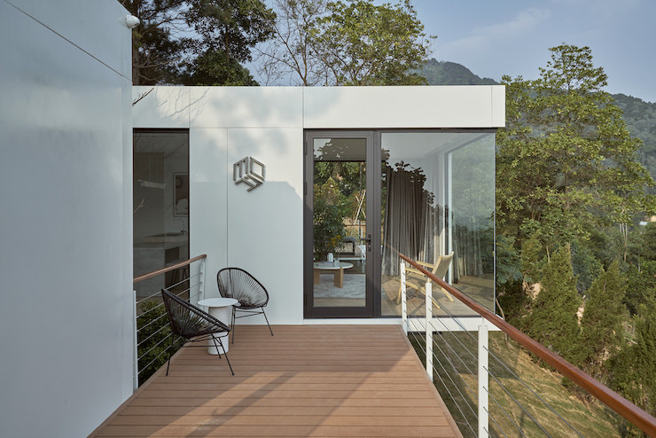 Xung quanh nhà có hai mái hiên diện tích lớn. Hiên ban công kết nối phòng khách và phòng ngủ là nơi gia chủ có thể thưởng trà, ăn sáng, ngắm cảnh sớm bình minh.