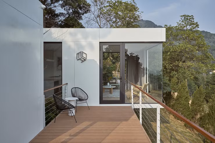 Xung quanh nhà có hai mái hiên diện tích lớn. Hiên ban công kết nối phòng khách và phòng ngủ là nơi gia chủ có thể thưởng trà, ăn sáng, ngắm cảnh sớm bình minh.