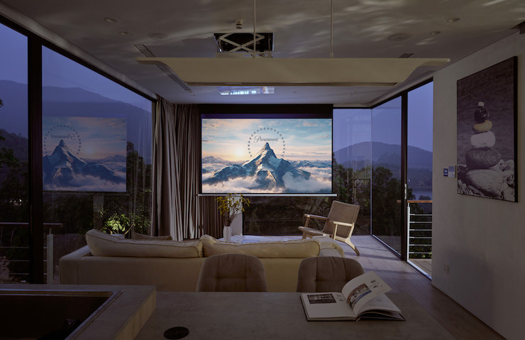 Phòng tắm sang trọng với một bồn tắm nằm ngay sát cửa kính rộng, đẹp như trong các khu resort cao cấp.