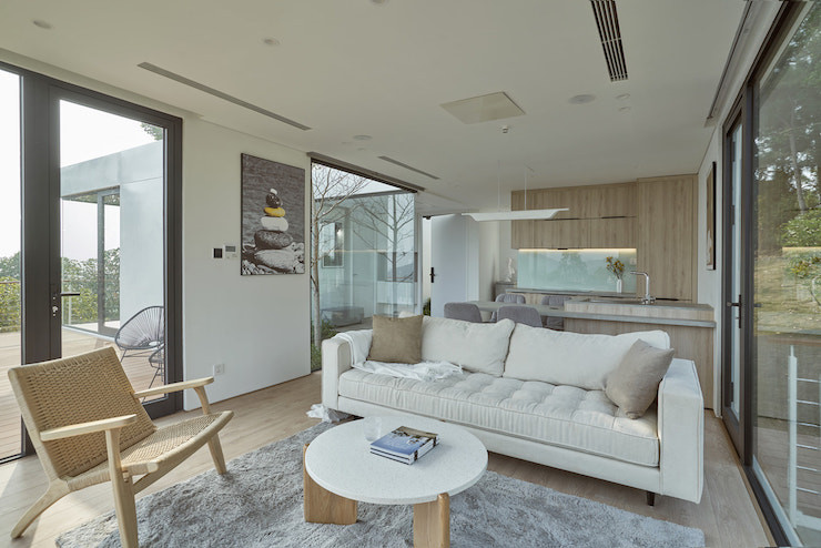 Một hiên nhà khác tiếp cận từ phòng khách là nơi tổ chức tiệc ngoài trời trong những ngày thời tiết đẹp. Đây là nơi gia chủ thường tiếp đón bạn bè mỗi dịp cuối tuần.