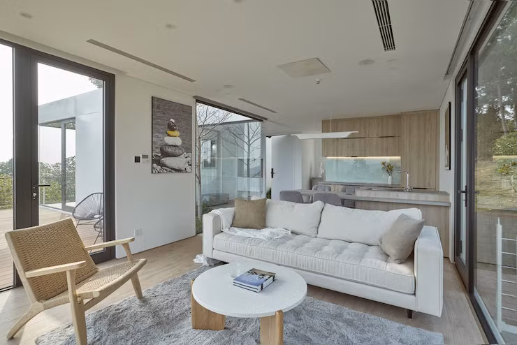 Một hiên nhà khác tiếp cận từ phòng khách là nơi tổ chức tiệc ngoài trời trong những ngày thời tiết đẹp. Đây là nơi gia chủ thường tiếp đón bạn bè mỗi dịp cuối tuần.