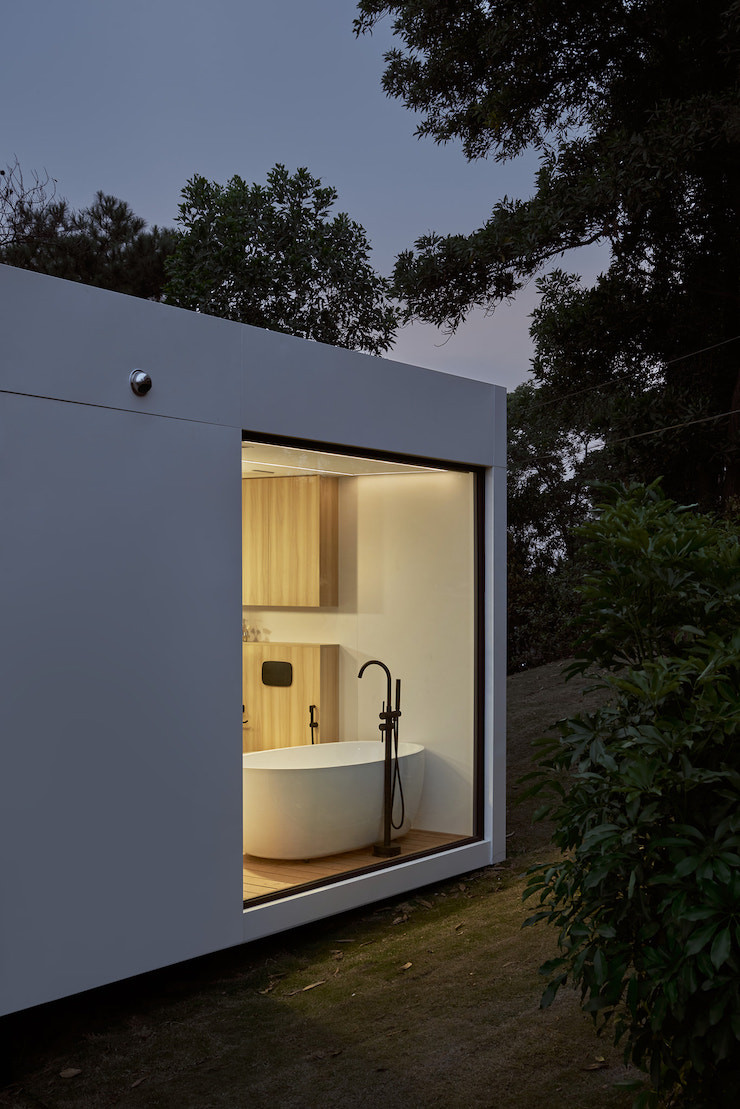 Với thao tác đơn giản, phòng khách có thể trở thành phòng chiếu phim thu nhỏ. "Chúng tôi sử dụng màn hình chiếu để có thể kéo lên, kéo xuống theo nhu cầu, thay vì sử dụng màn hình tivi cố định, che lấp mất cảnh quan bên ngoài", KTS Trần Anh Dũng cho biết.