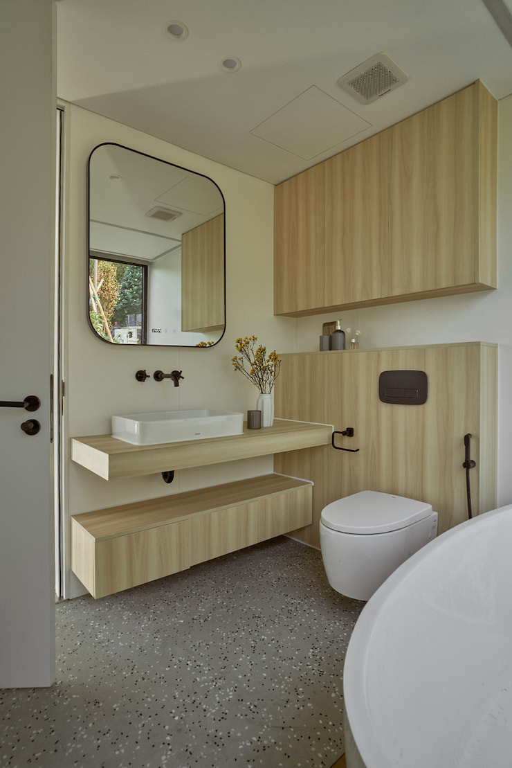 Để gia chủ có thể tận hưởng thiên nhiên hoang sơ mà vẫn tiện nghi, hiện đại, các kiến trúc sư đã ứng dụng công nghệ thông minh vào nhà. Toàn bộ hệ thống đèn điện, loa, máy chiếu, rèm... đều có thể được điều khiển bằng máy tính bảng hay bảng điều khiển trung tâm.