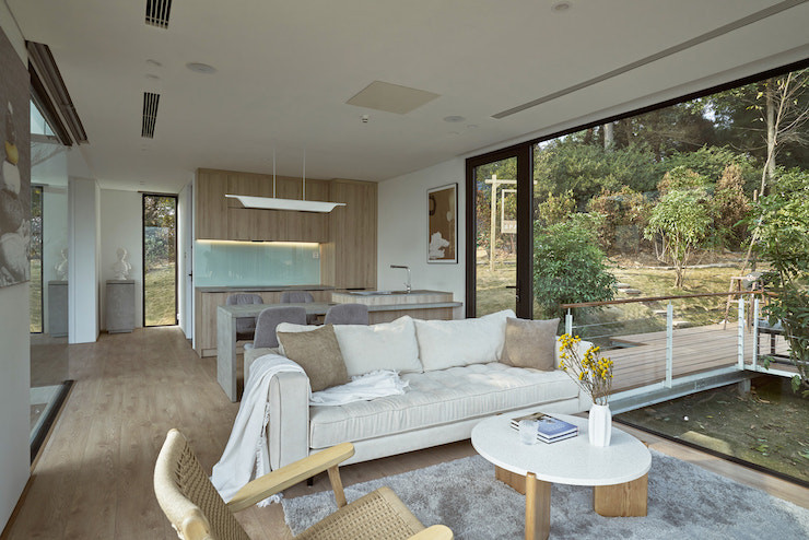 Thiết kế căn nhà có phòng khách nối liền bếp, phòng ngủ, phòng làm việc và nhà vệ sinh tạo thành một khoảng không gian thống nhất. Điểm đặc biệt, tất cả các phòng đều có hệ cửa kính lớn tạo cảm giác hoà mình với thiên nhiên bên ngoài.