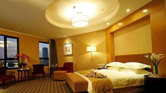 Vi sao ban nen tat den ngay khi buoc vao phong khach san, nha nghi?-Hinh-3