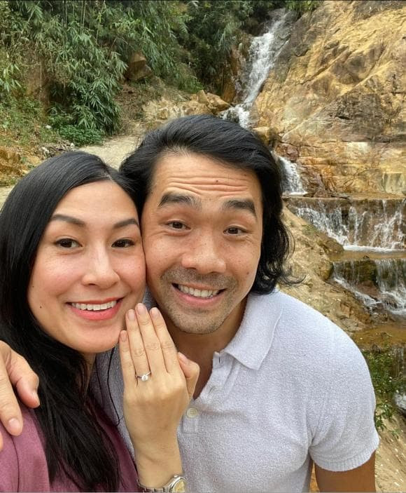 Kathy Uyen tuyen bo co thai hon 4 thang, dua chong ve tham mo me ruot