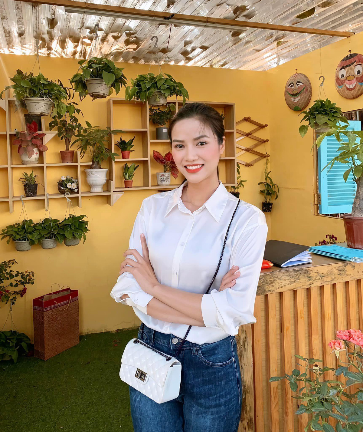 Nói về khó khăn trong lần đầu đóng vai chính trong phim truyền hình, Anh Đào tiết lộ so với các diễn viên nam trong phim, cô ít tuổi nhất nhưng lại là chị đại của tất cả mọi người nên cô khá lo lắng. Riêng cảnh tát Trọng Lân, thực hiện xong cô phải ra xin lỗi đàn anh hơn 3 tuổi.