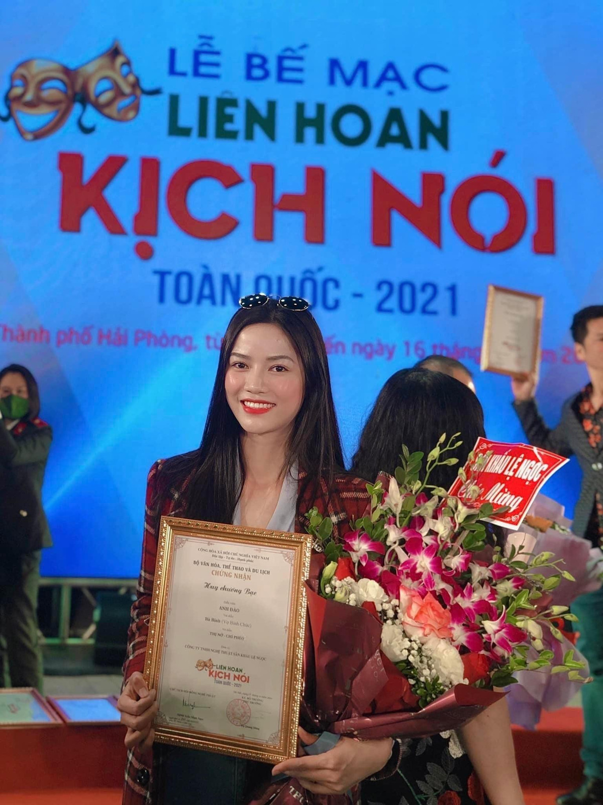 Nguyễn Anh Đào sinh năm 1996 tại Bắc Giang, là cựu sinh viên trường Đại học sân khấu điện ảnh. Cô hiện công tác tại Nhà hát kịch Việt Nam.