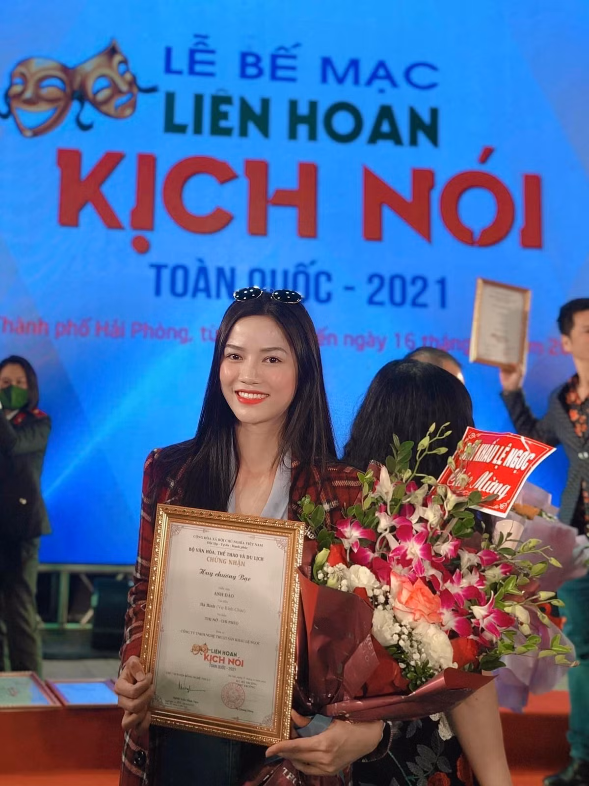 Nguyễn Anh Đào sinh năm 1996 tại Bắc Giang, là cựu sinh viên trường Đại học sân khấu điện ảnh. Cô hiện công tác tại Nhà hát kịch Việt Nam.