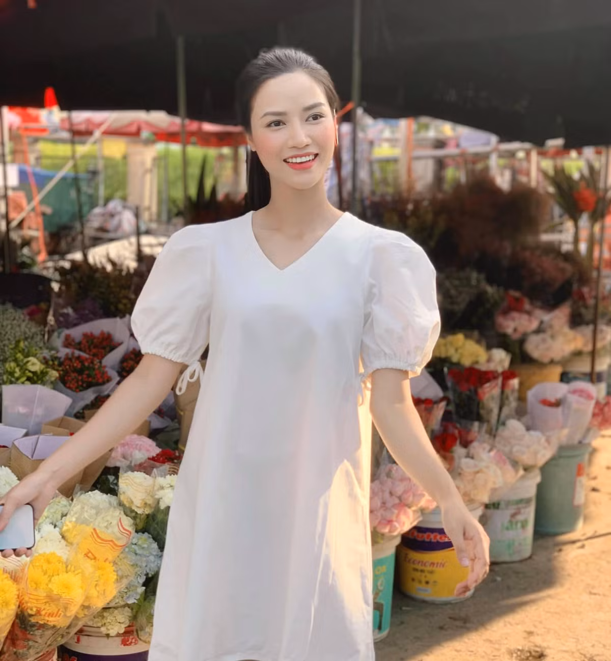 Ngoài đời, nữ diễn viên Anh Đào từng chia sẻ cô cũng mạnh mẽ và tự lập như Thanh, còn phong cách ăn mặc thì cô ưa những bộ trang phục thoải mái.