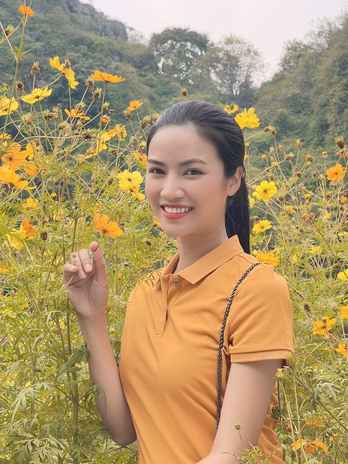 Phong cách ăn mặc của nhân vật Thanh trên phim cũng đơn giản, không điệu đà với áo polo và quần jean phù hợp với tạo hình gái quê thẳng thắn, cá tính, mạnh mẽ và tự lập sớm.